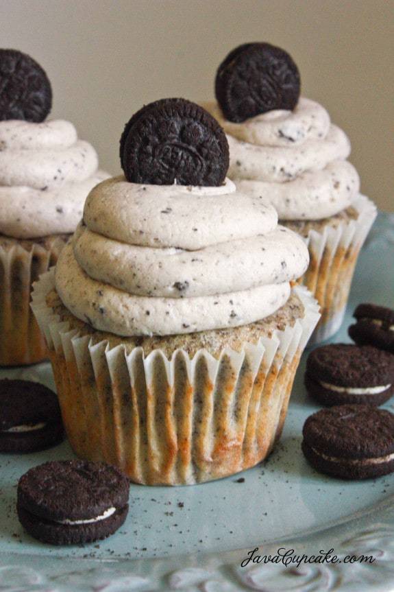 Oreo Cupcakes with oreo buttercream frosting. A complete recipe with directions on how to make oreo cupcakes