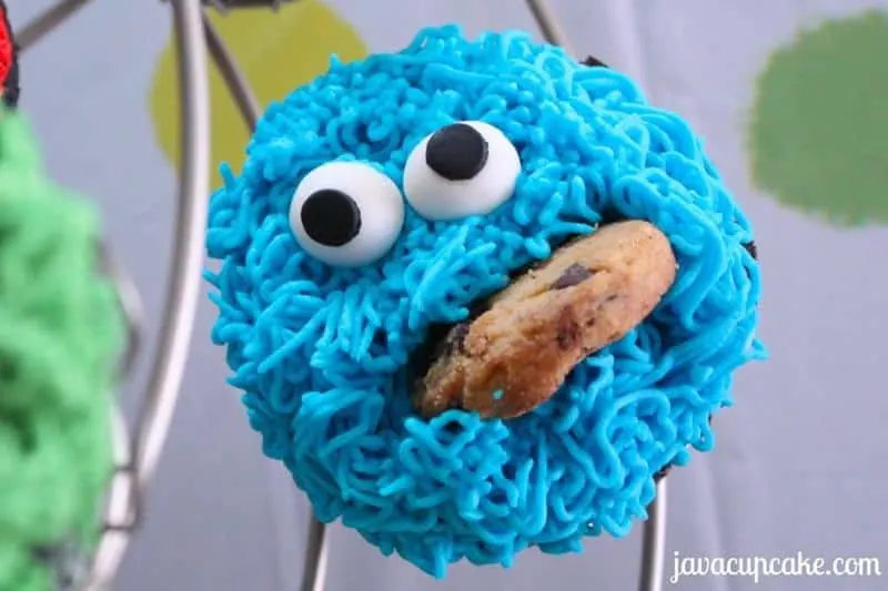 Tutorial for Cookie Monster cupcakes by JavaCupcake.com
