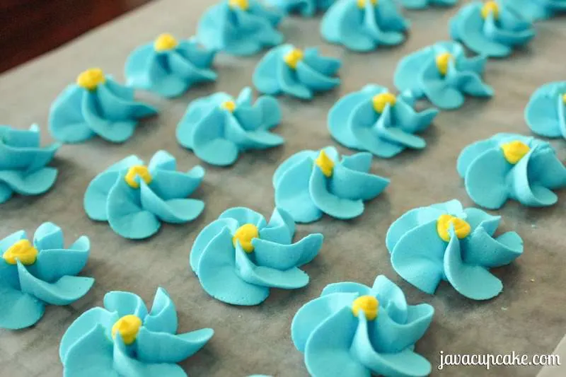 Get Ready to Wow with Royal Icing Flowers - JavaCupcake