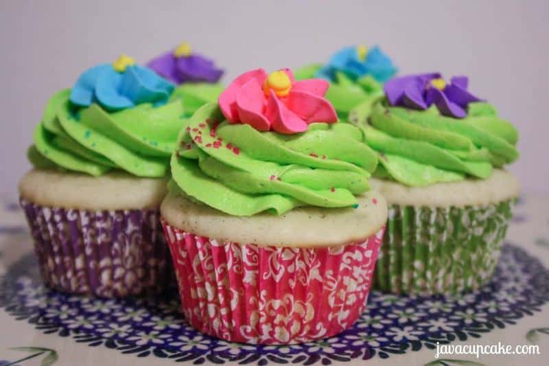 {Tutorial} Spring Cupcakes by JavaCupcake.com - Transform ordinary vanilla cupcakes into beautiful cupcakes perfect for Spring! 