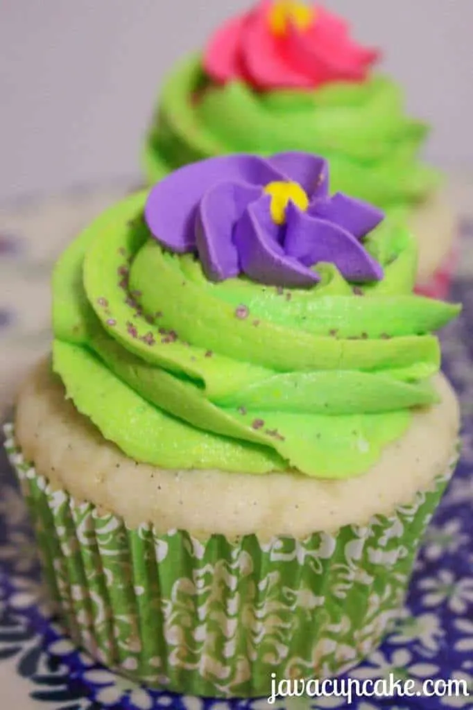 {Tutorial} Spring Cupcakes by JavaCupcake.com - Transform ordinary vanilla cupcakes into beautiful cupcakes perfect for Spring! 