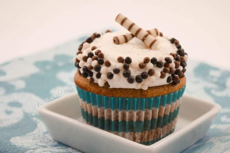 Root Beer Cupcakes with Bourbon Vanilla Cream Buttercream