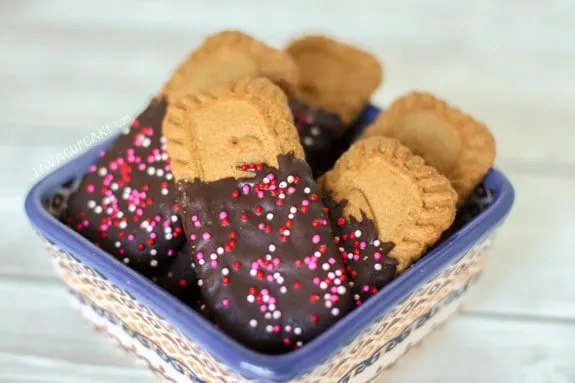 Valentine Chocolate Dipped Biscoff Cookies | JavaCupcake.com