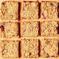 Strawberry Crumb Bars - Start your day off right with these fabulous oat and berry bars seasoned with cinnamon and nutmeg! | JavaCupcake.com