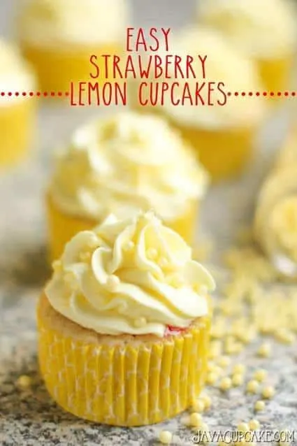 Easy Strawberry Lemon Cupcakes | JavaCupcake.com #recipe #lemon #strawberry #cupcakes #easy