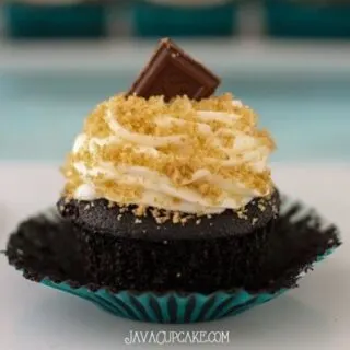 S'mores Cupcakes - rich chocolate cake filled with graham cracker topped with whipped marshmallow frosting. Hershey's chocolate and graham cracker crumbs! | JavaCupcake.com
