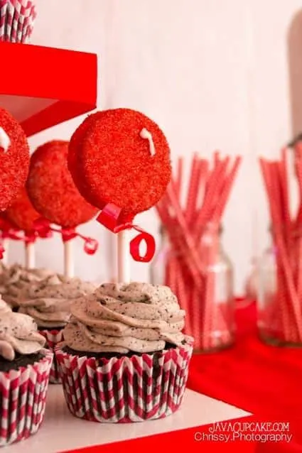 Oreo Cupcakes with Oreo Balloon Pops | JavaCupcake.com #CupcakeWars
