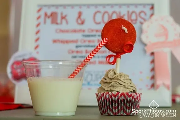 Oreo Cupcakes with Oreo Balloon Pops & Milk | JavaCupcake.com #CupcakeWars