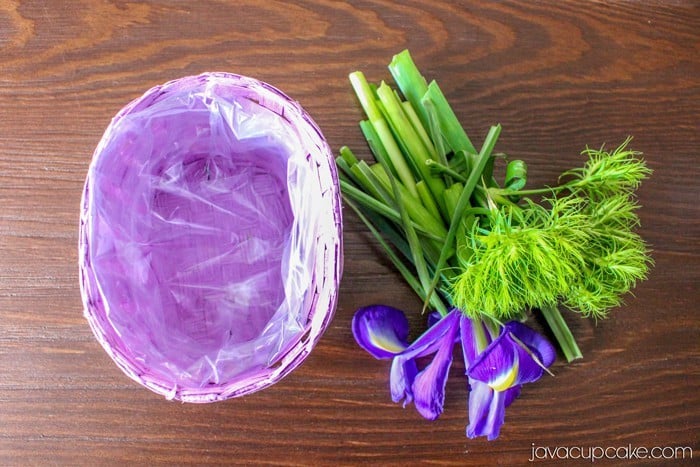 LIFE HACK:  How to Keep Flowers Fresh in a Basket Vase | JavaCupcake.com - A Baking, Life & DIY Blog
