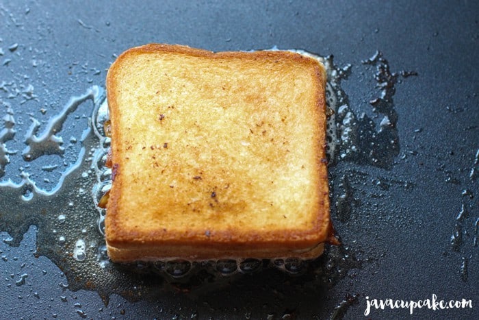 Emmentaler Grilled Cheese Sandwich | JavaCupcake.com