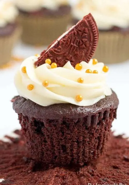 Red Velvet Oreo Cupcakes | The JavaCupcake Blog https://javacupcake.com