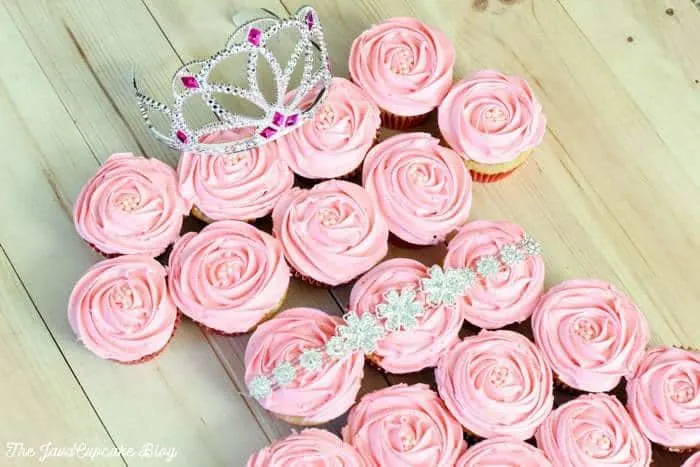 Princess pull-apart cupcake cake {Recipe & Tutorial} | The JavaCupcake Blog https://javacupcake.com