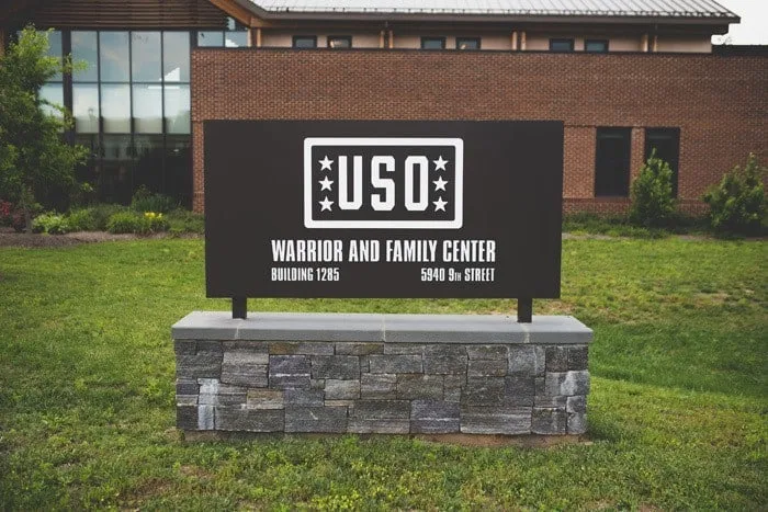 Dessert Decorating Workshop @ the USO - Fort Belvoir | The JavaCupcake Blog https://javacupcake.com