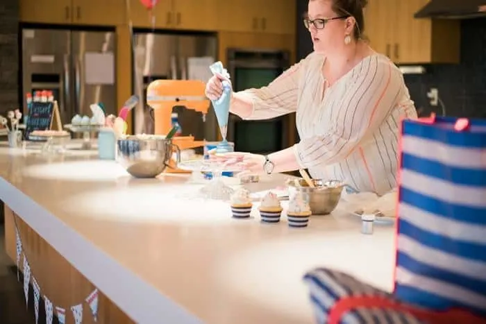 Dessert Decorating Workshop @ the USO - Fort Belvoir | The JavaCupcake Blog https://javacupcake.com
