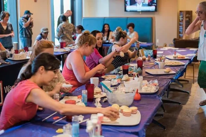 Dessert Decorating Workshop @ the USO - Fort Belvoir | The JavaCupcake Blog https://javacupcake.com