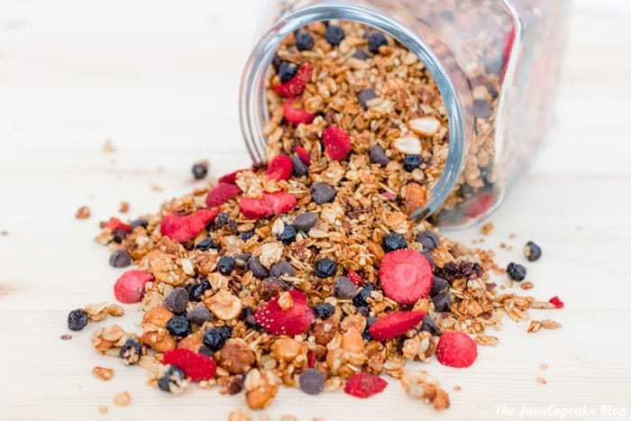 Homemade Peanut Butter & Jelly Granola | The JavaCupcake Blog https://javacupcake.com