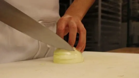 how-to-cut-an-onion-00_01_07_23-still003