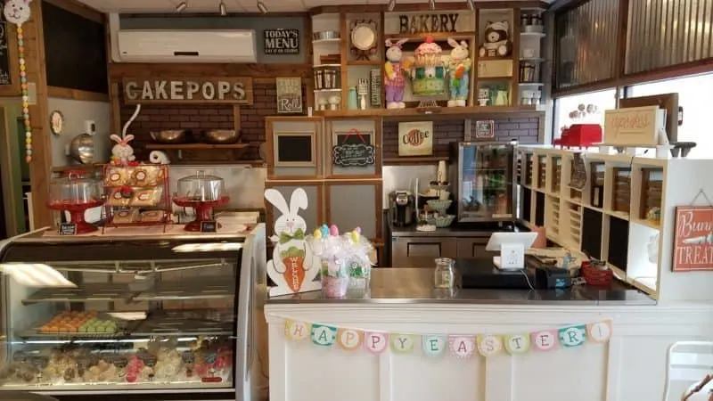 {REVIEW} Confections Cupcakery - Manassas, VA | The JavaCupcake Blog https://javacupcake.com