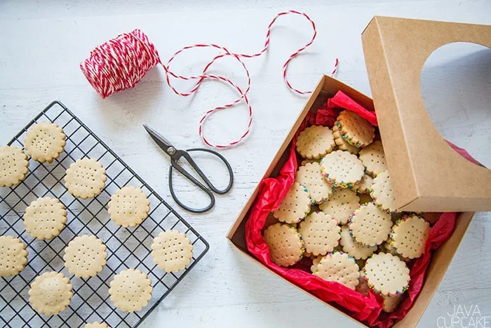 Shortbread Cookies | The JavaCupcake Blog https://javacupcake.com #sponsored #BobsRedMill #Bakesgiving