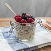 Overnight Oats: Simple to make, these overnight oats are a healthy, delicious breakfast for any woman on the go! | The JavaCupcake Blog