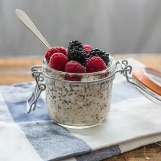 Overnight Oats: Simple to make, these overnight oats are a healthy, delicious breakfast for any woman on the go! | The JavaCupcake Blog