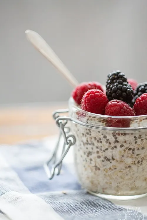 Overnight Oatmeal in a Jar: Simple to make, these overnight oats are a healthy, delicious breakfast for any woman on the go! | The JavaCupcake Blog