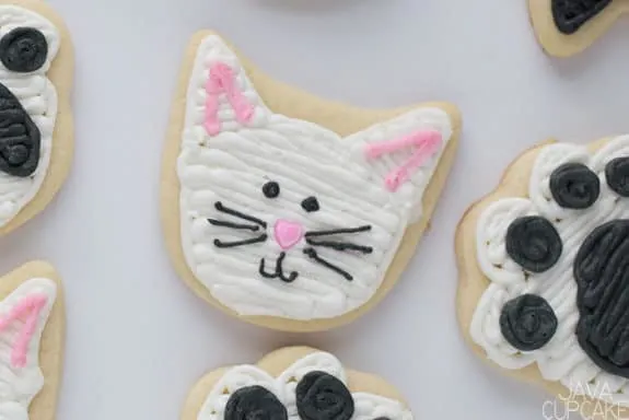 Valentine's Day Cat & Fish Cookies | The JavaCupcake Blog https://javacupcake.com