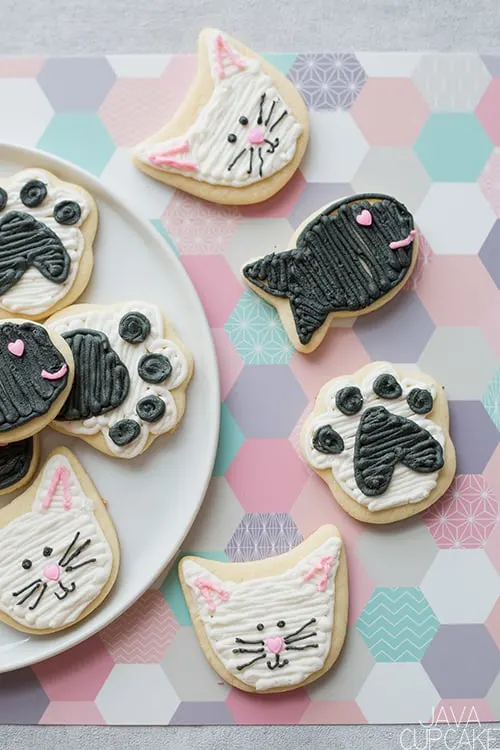 Valentine's Day Cat & Fish Cookies | The JavaCupcake Blog https://javacupcake.com
