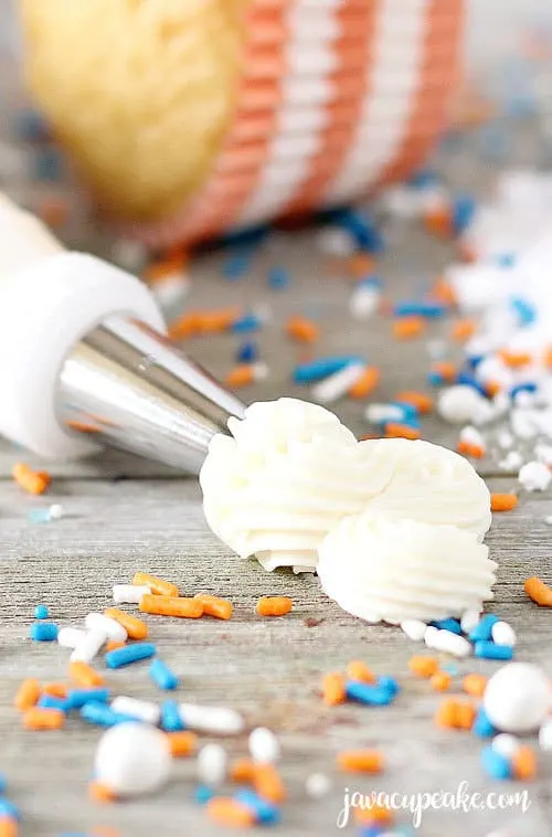 Pipeable Cream Cheese Frosting | The JavaCupcake Blog https://javacupcake.com 